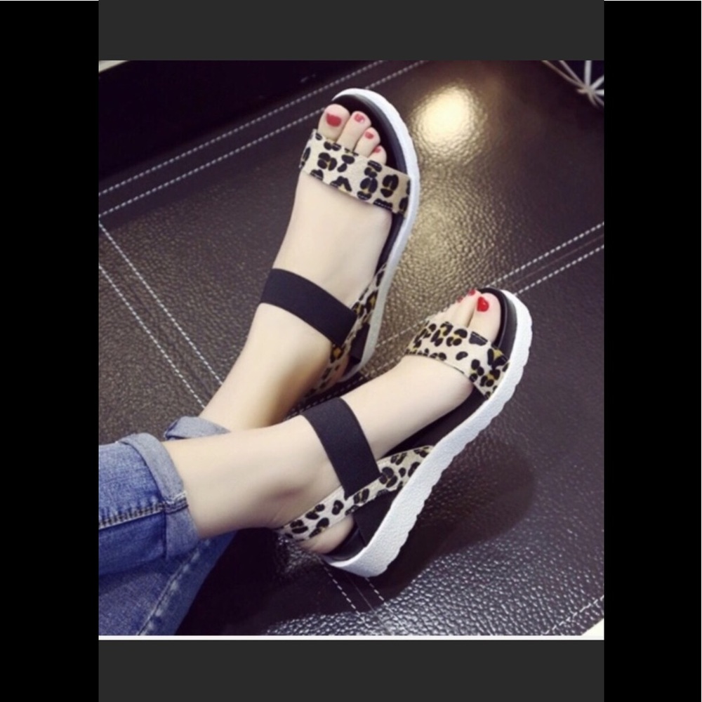 SUPER CUTE LIGHTWEIGHT FLATFORM SANDALS
