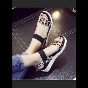 SUPER CUTE LIGHTWEIGHT FLATFORM SANDALS