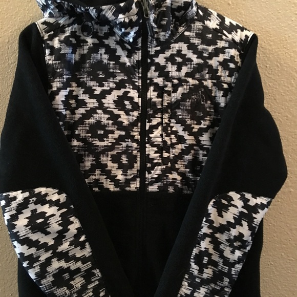 North Face hooded Denali - Picture 2 of 3