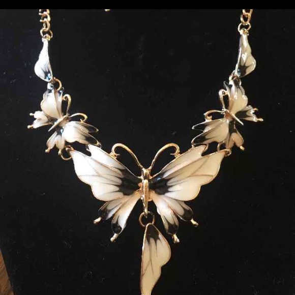 BRAND NEW Butterfly Set - Picture 2 of 3