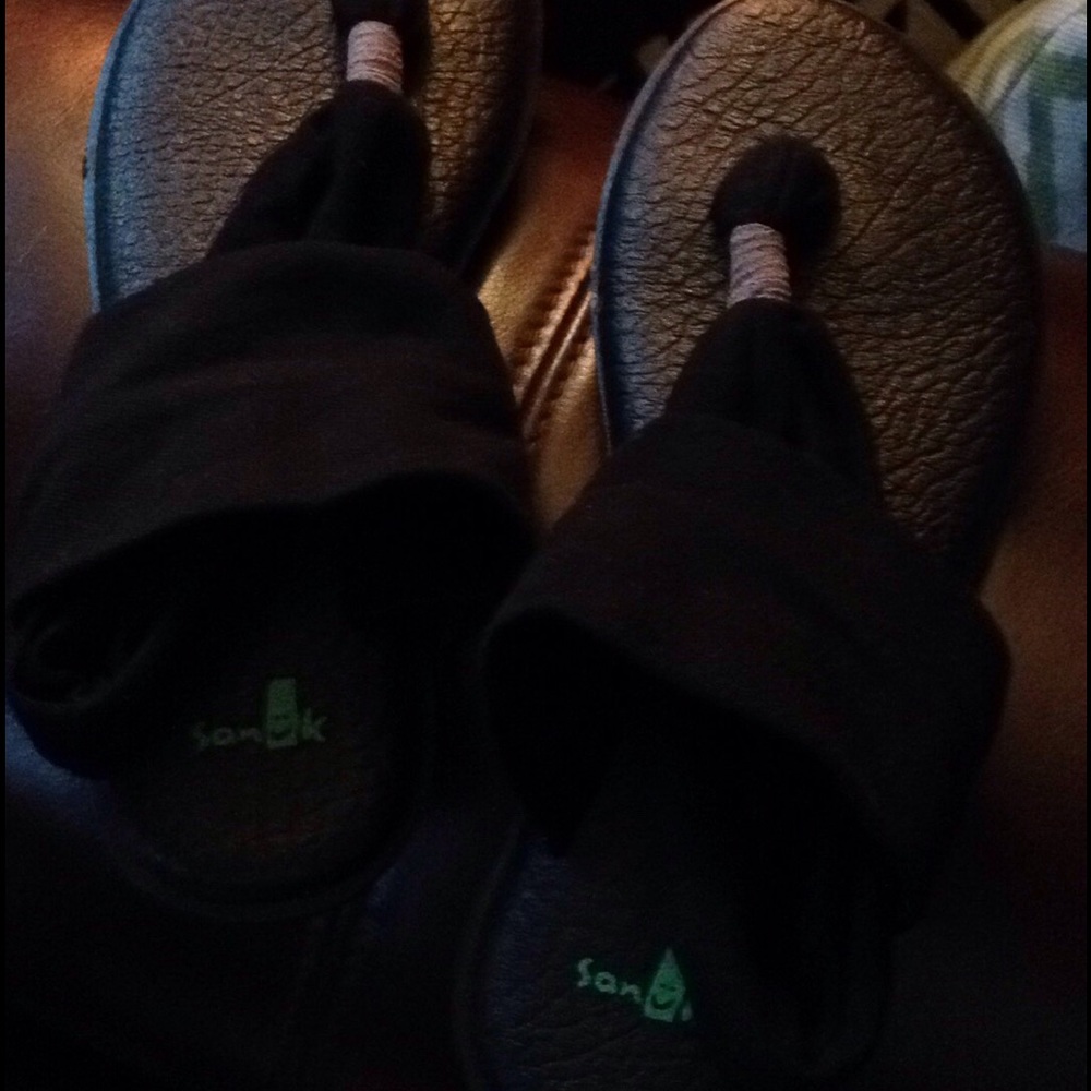 NEW Sanuk yoga sandals