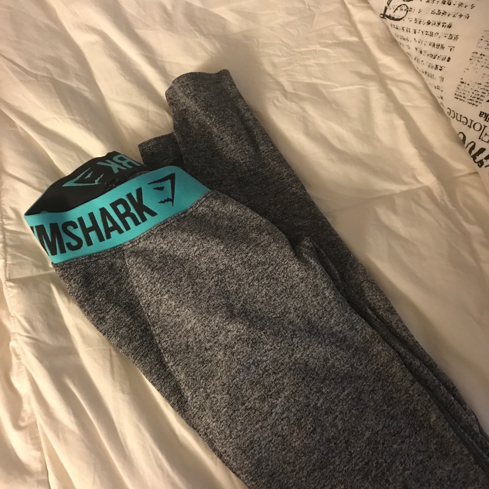 Gym shark leggings