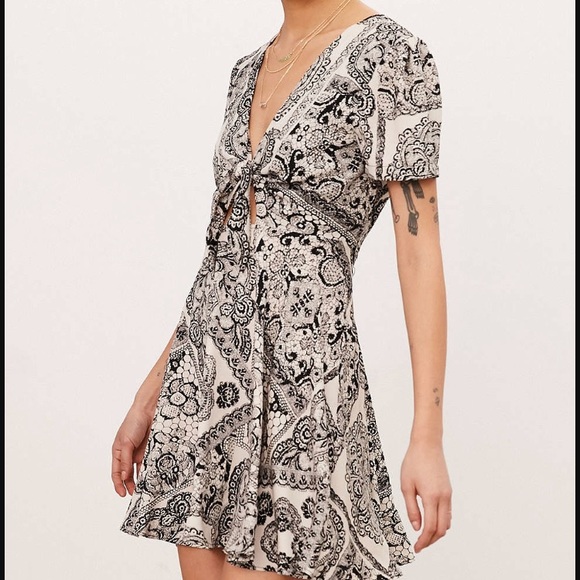 Kimchi Blue Dresses & Skirts - Urban Outfitters/Kimchi Blue Keyhole Pattern Dress