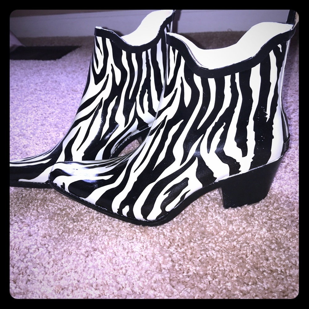 Zebra print rain booties 7-excellent condition