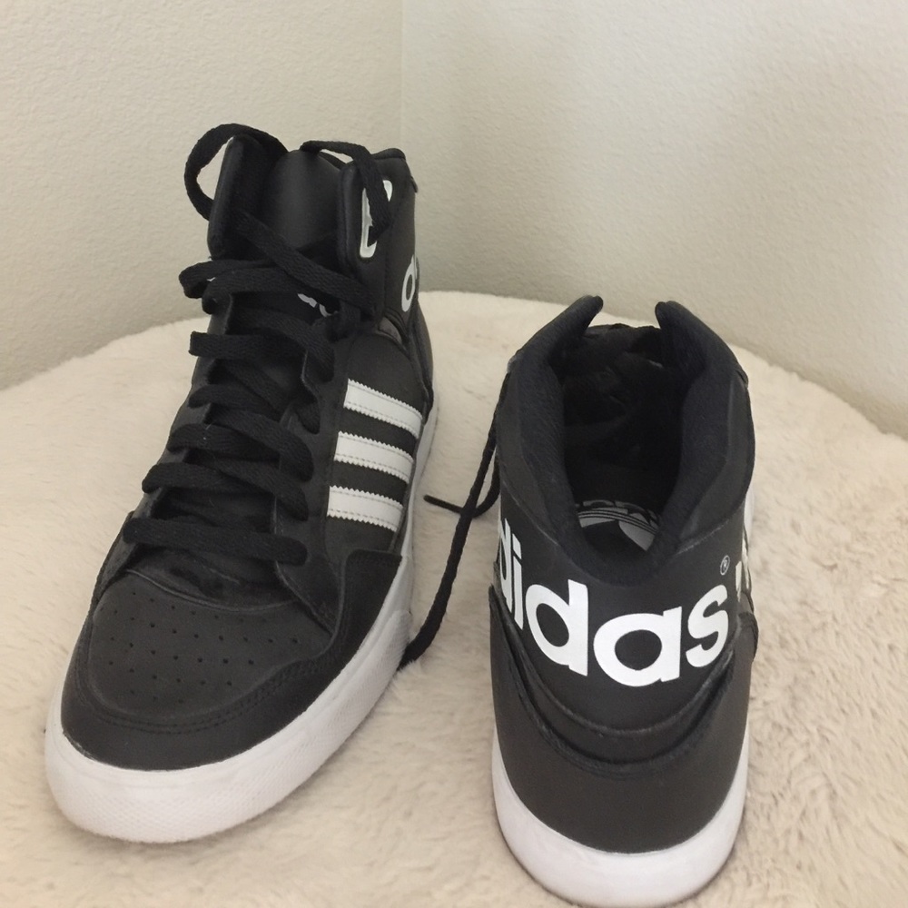 Super cute timeless ankle high black Adidas
