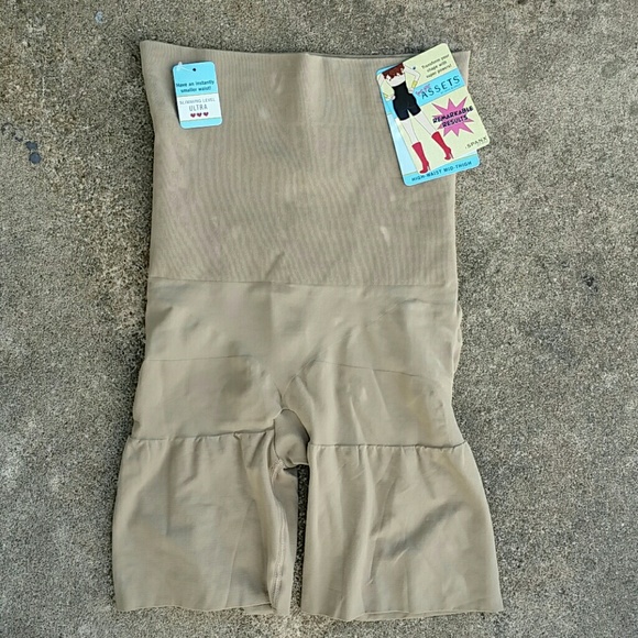 assets by spanx shaping high waist short