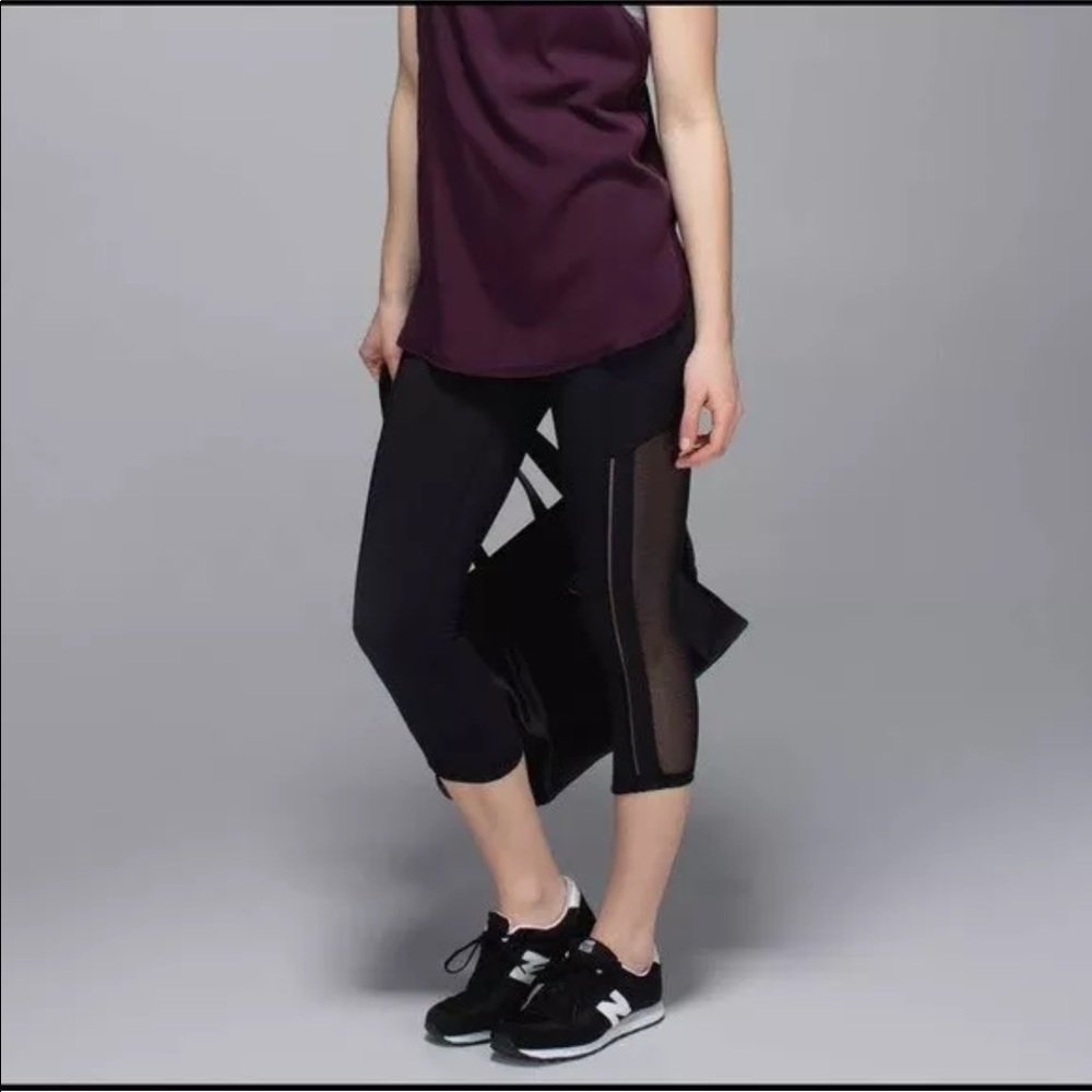 Lululemon Hot to Street crop with mesh, size 6