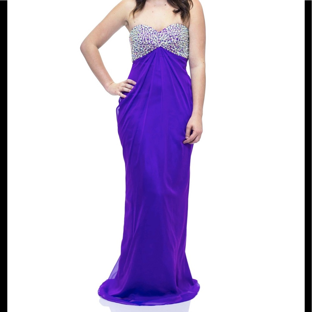 NWT- Strapless gown with train