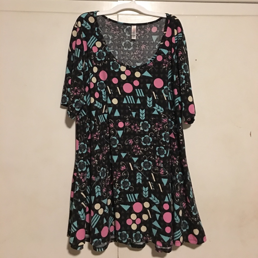 2XL LuLaRoe Geometric Perfect T