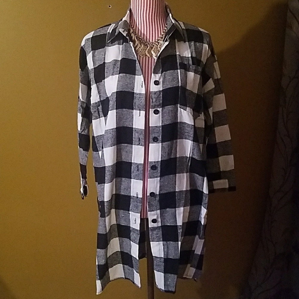 Black and White Plaid Long Shirt - Picture 3 of 3