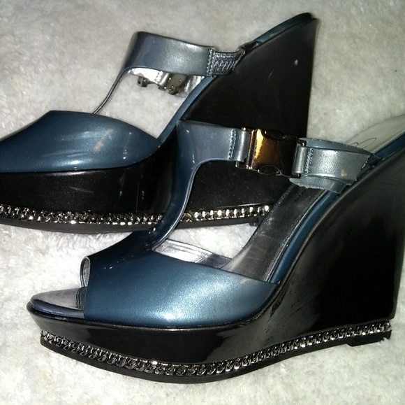 Sexy wedges with chain lined platform. - Picture 2 of 7