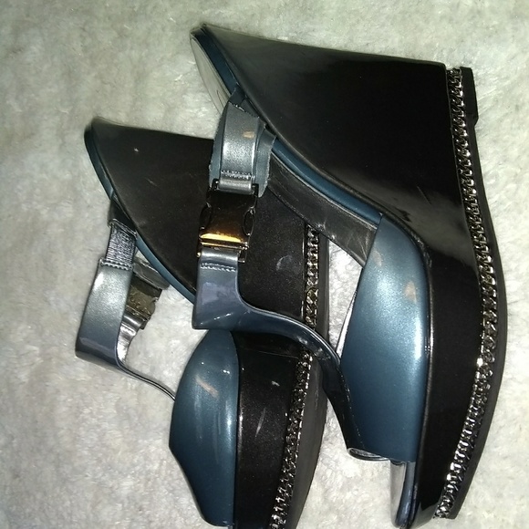 Sexy wedges with chain lined platform. - Picture 3 of 7