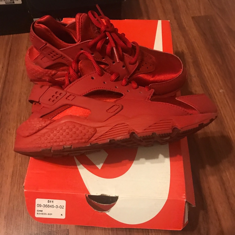 Size 7 women's, runs a bit small!Gently used!