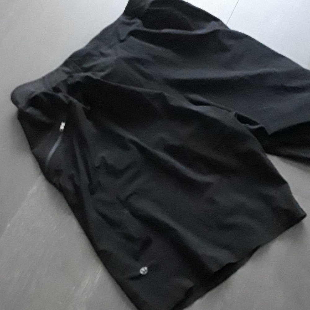 Lululemon black assert shorts