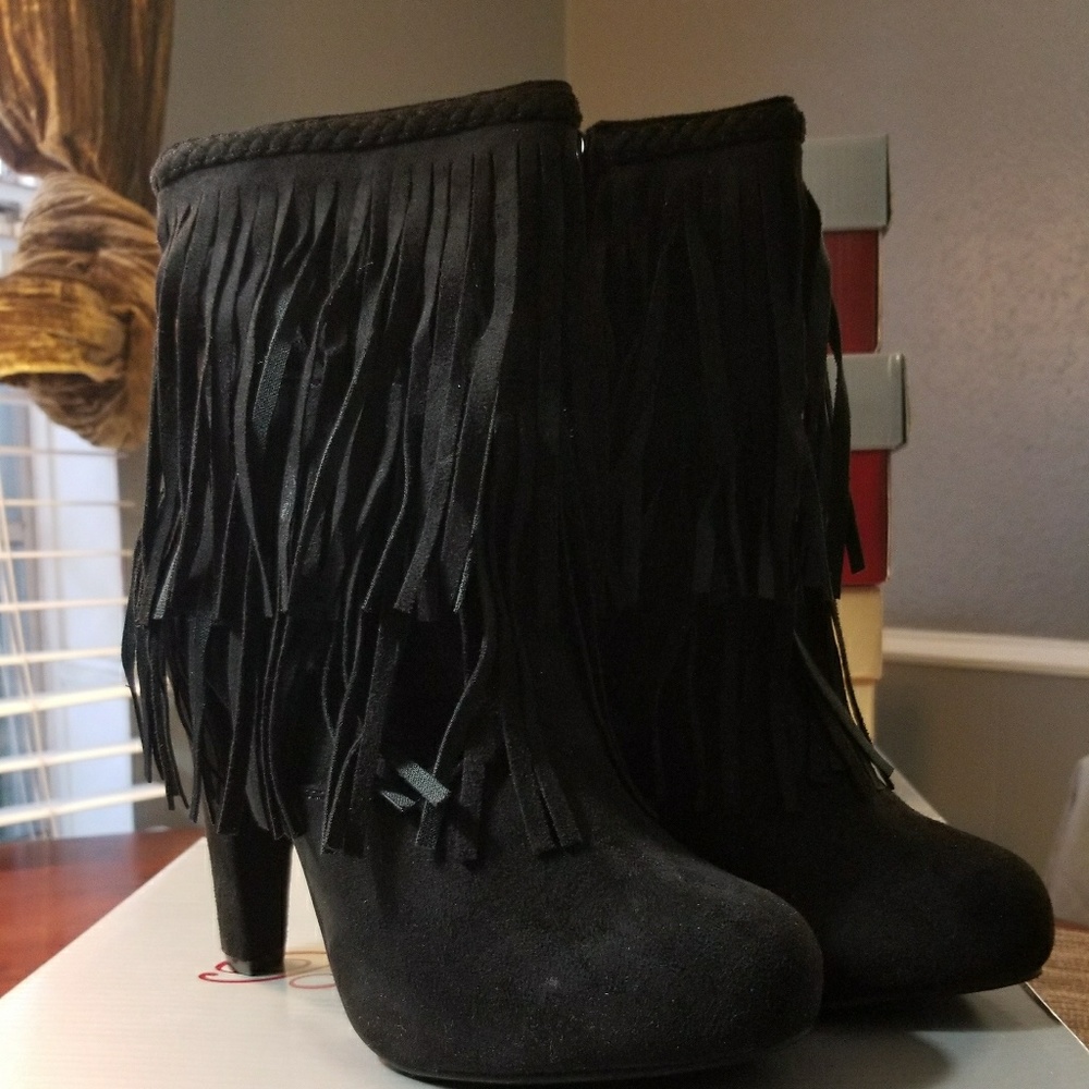 Breckelle's Phoebe fringe booties