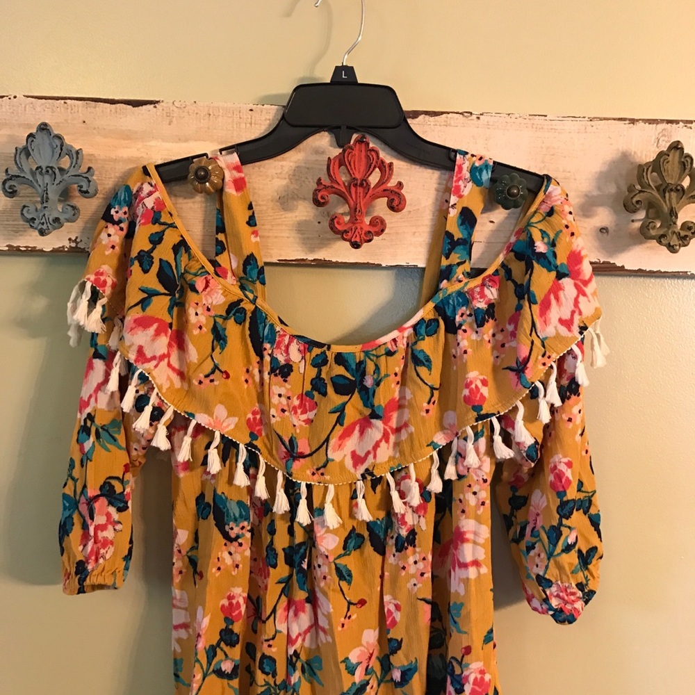 Cold shoulder. NWOT