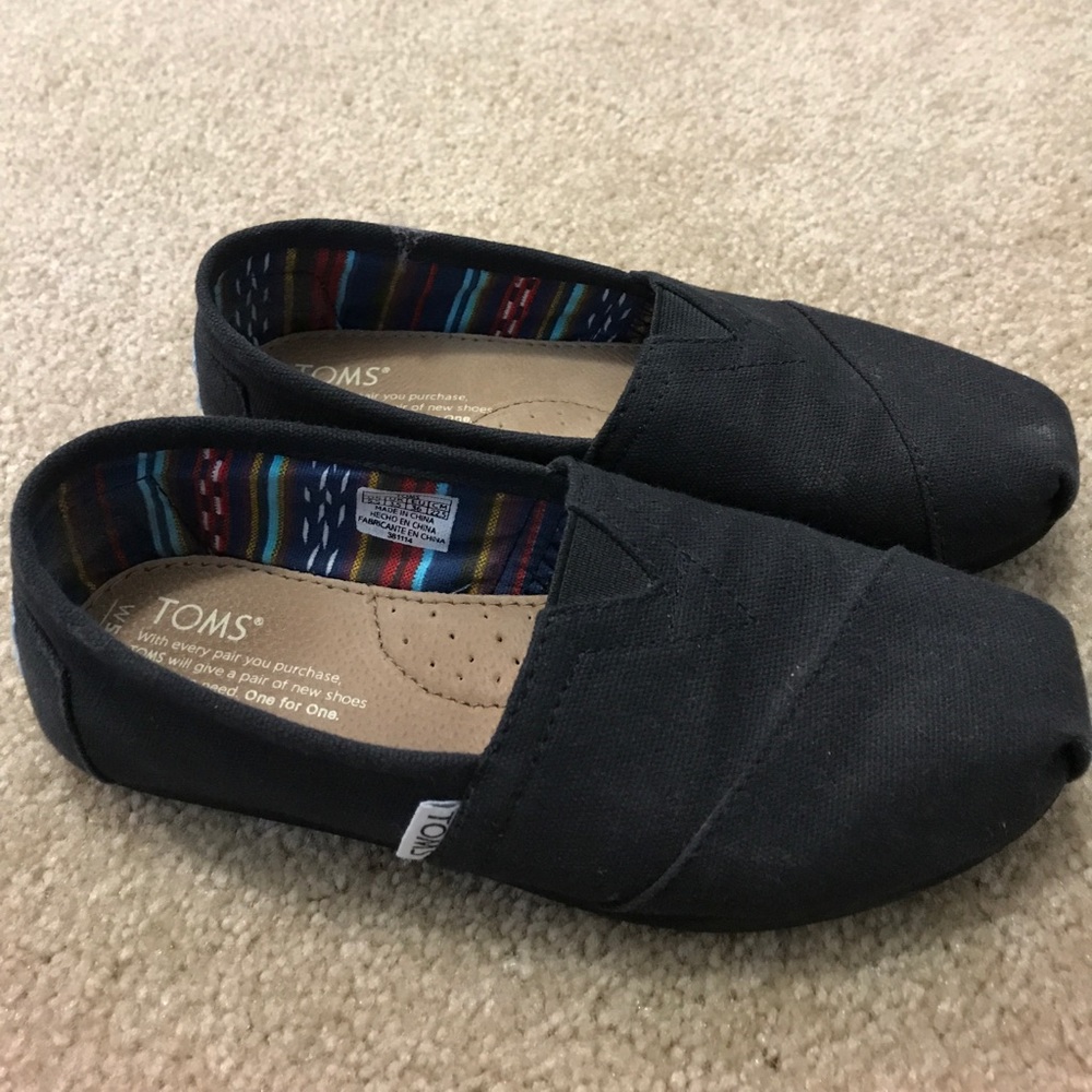 Black TOMS