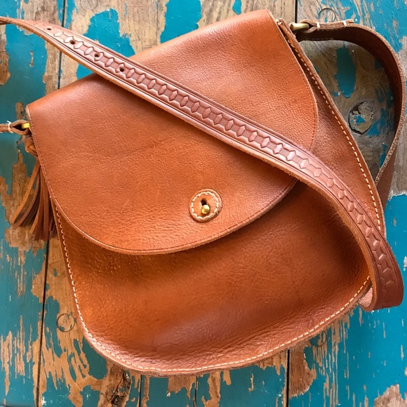 Madewell Handbags - Madewell Tassel Flap Saddle Bag crossbody beauty!