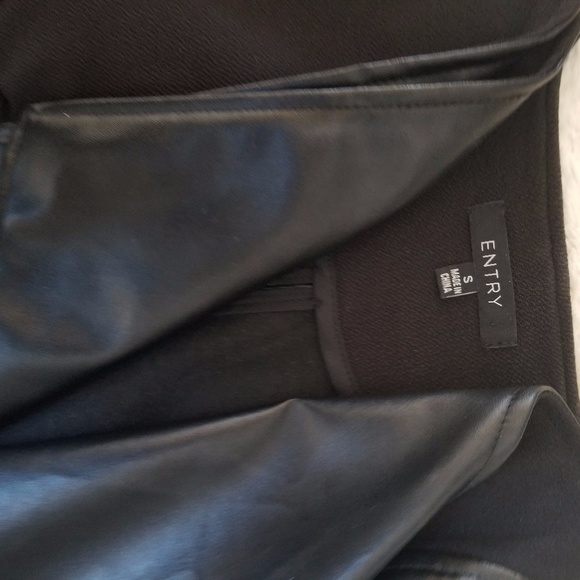 Entry - Picture 3 of 6