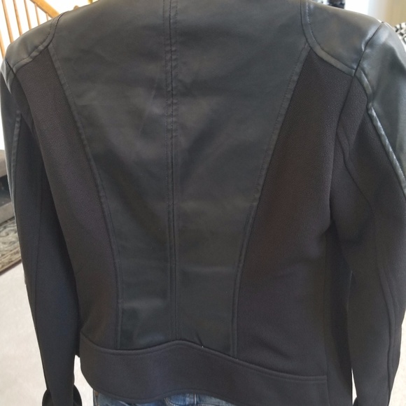 Entry - Picture 2 of 6