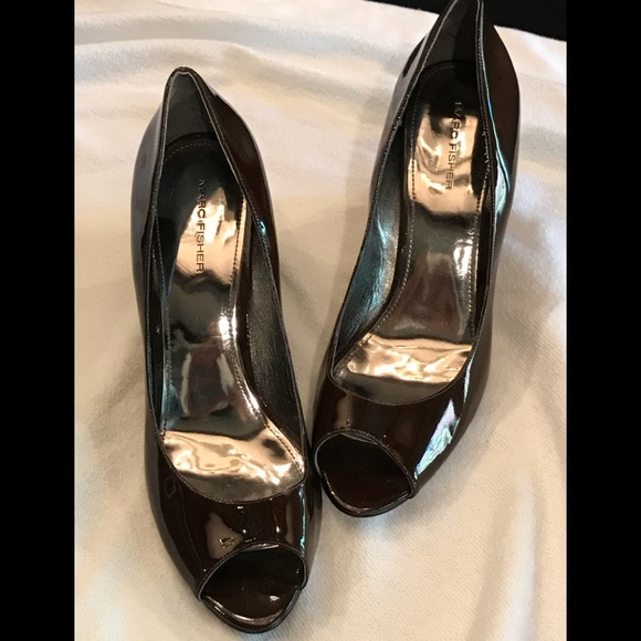 MARC FISHER BROWN PATENT WEDGES - Picture 3 of 5
