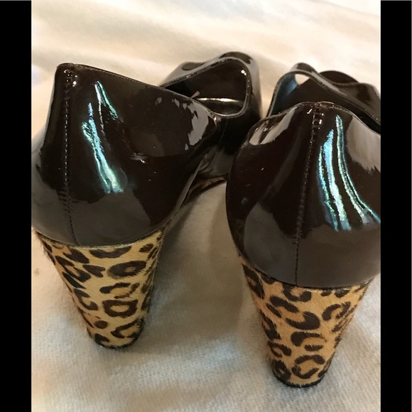 MARC FISHER BROWN PATENT WEDGES - Picture 5 of 5