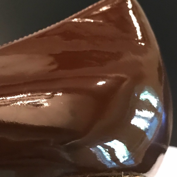 MARC FISHER BROWN PATENT WEDGES - Picture 2 of 5
