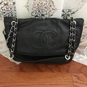 Authentic Chanel Leather shoulder bag.