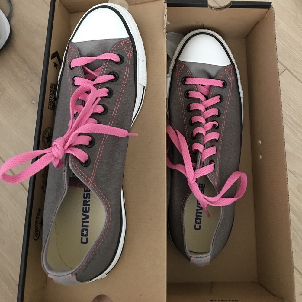 size 9 pink/grey converse