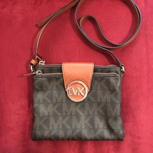 ❗️SOLD❗️Michael Kors Logo Crossbody