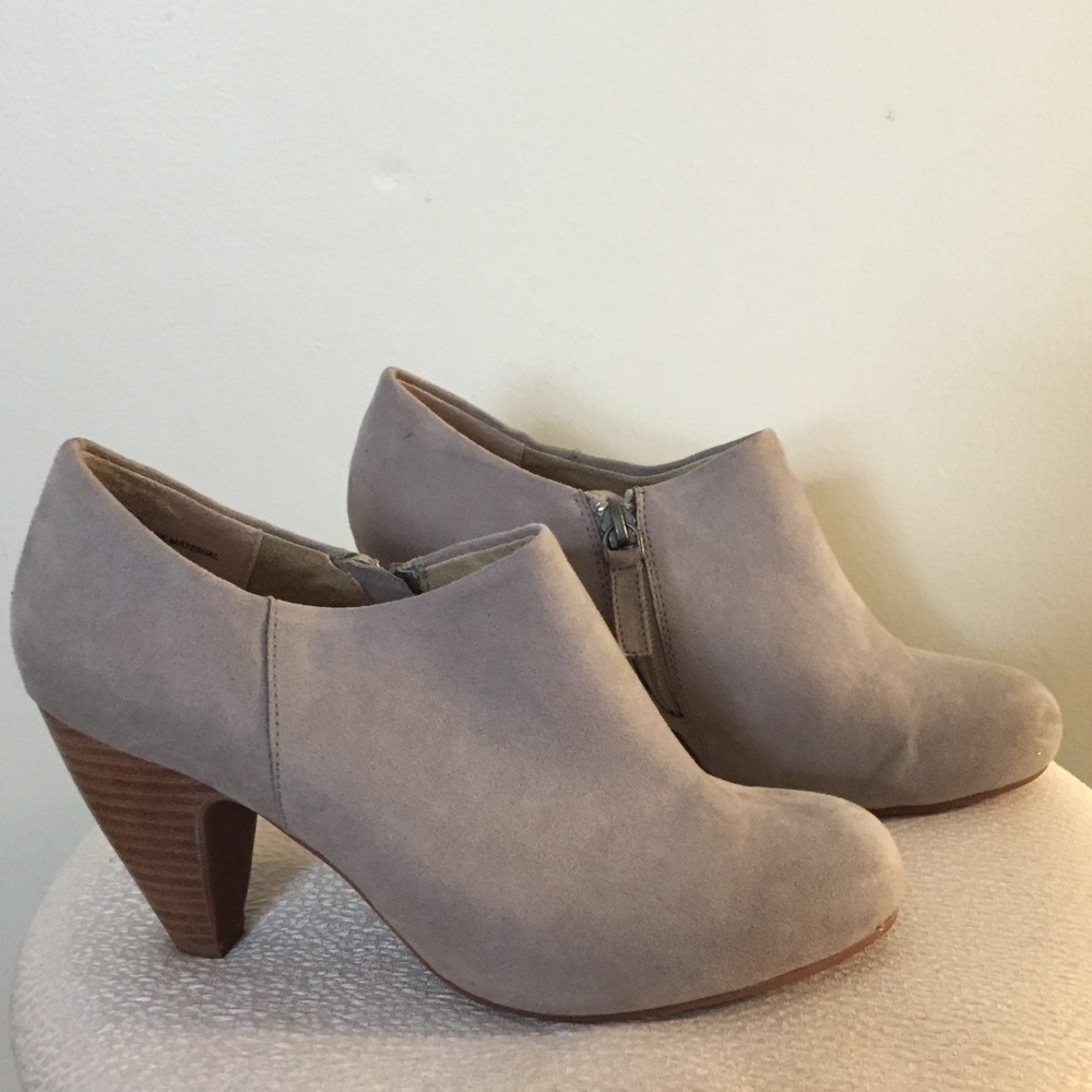 Crown vintage gray suede booties. Size 7 1/2