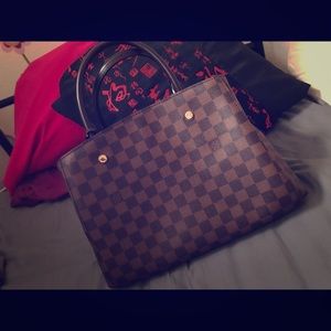 Lv medium sized purse with longstrap
