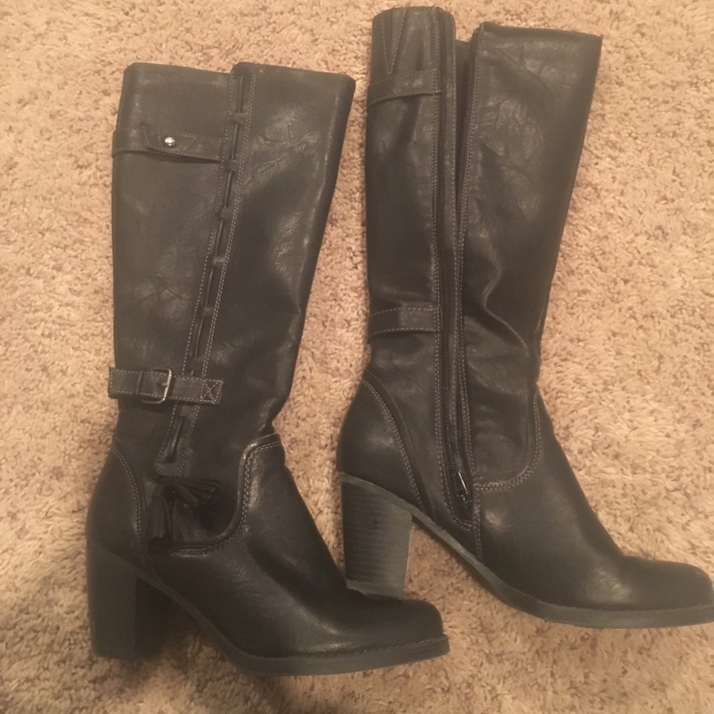 Size 9 black boots. Naturalizer worn 5 times!