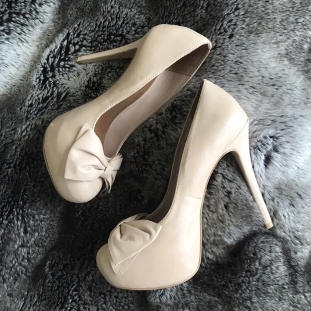 Nude Bow Heels 7.5