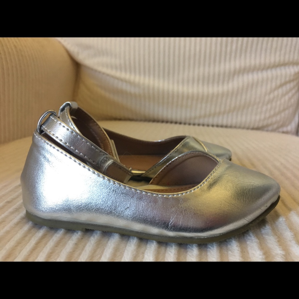 Silver toddler flats. Size 5 - Picture 5 of 7