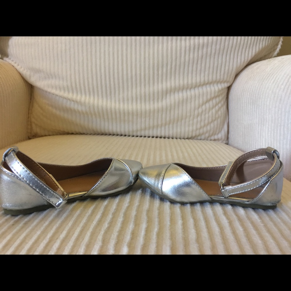 Silver toddler flats. Size 5 - Picture 6 of 7
