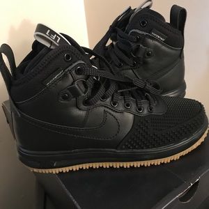 Size 7.5 Nike Duckboots. Worn one time.