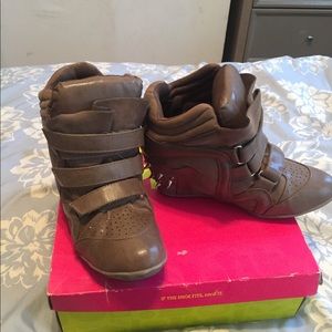 Charlotte Russe size 9 wedge sneakers. Tan EUC