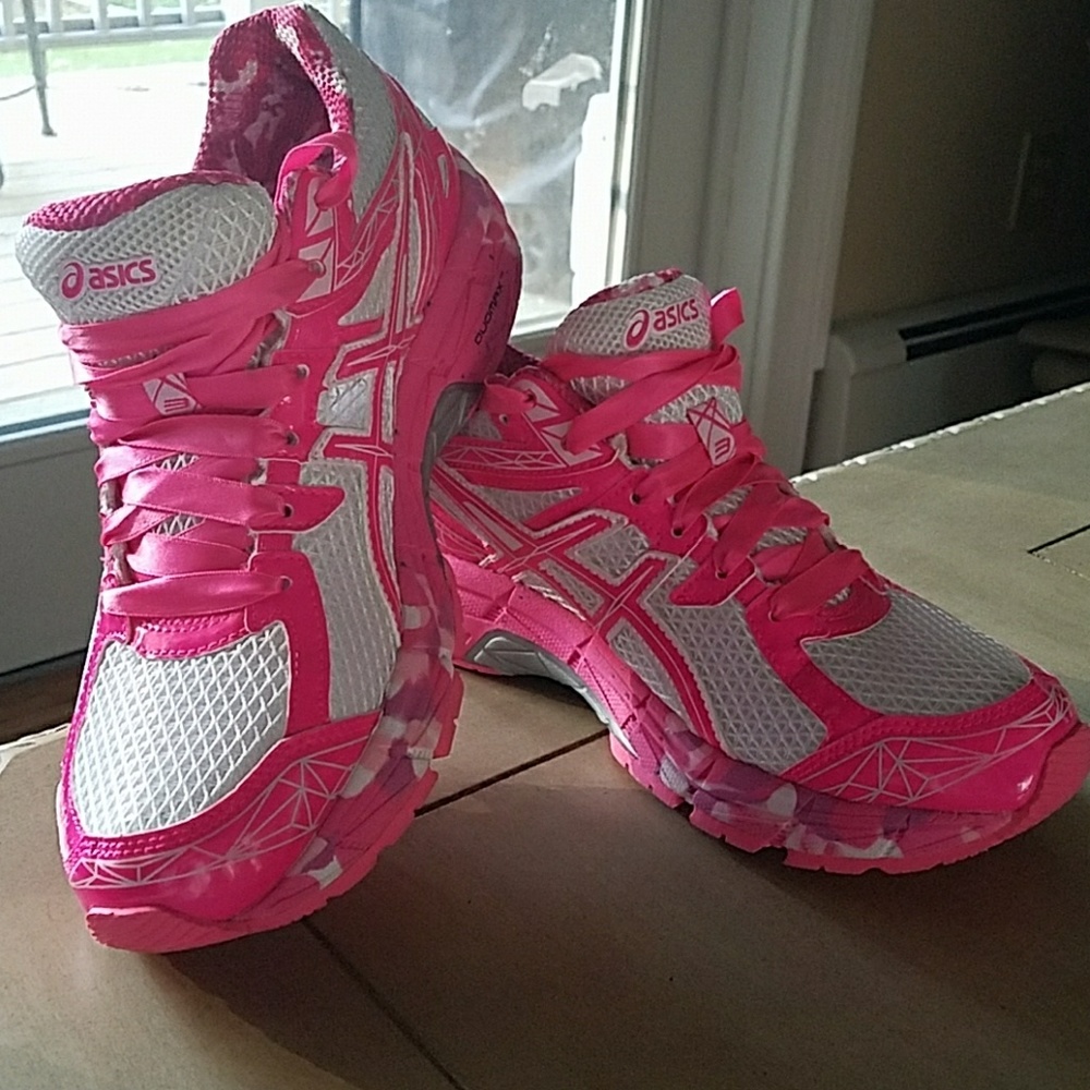 >>SOLD <<  Asics Breast Cancer Sneakers