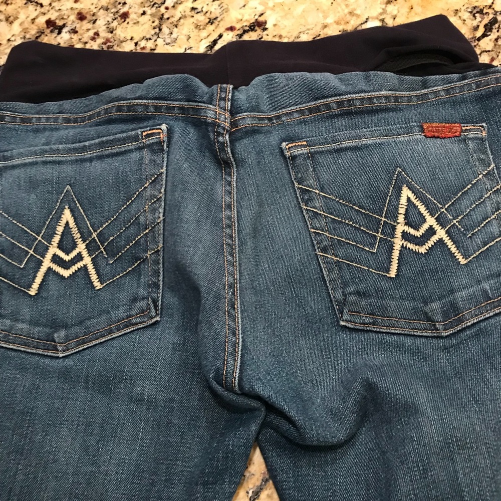 A pocket maternity jeans