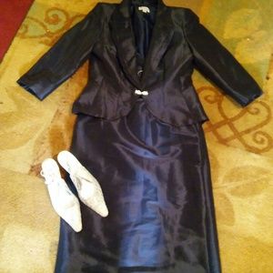 Sz 12navy blue suit by Nicolette.