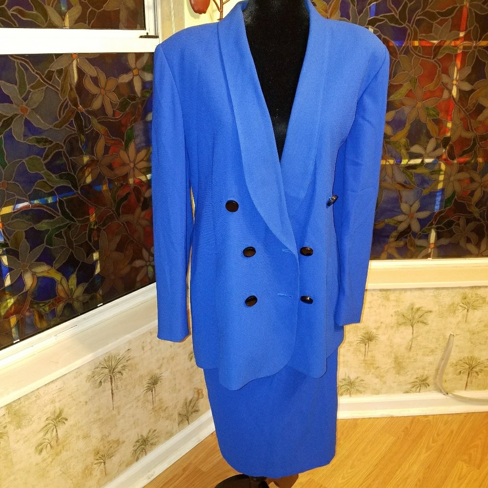LIZ CLAIBORNE SUIT