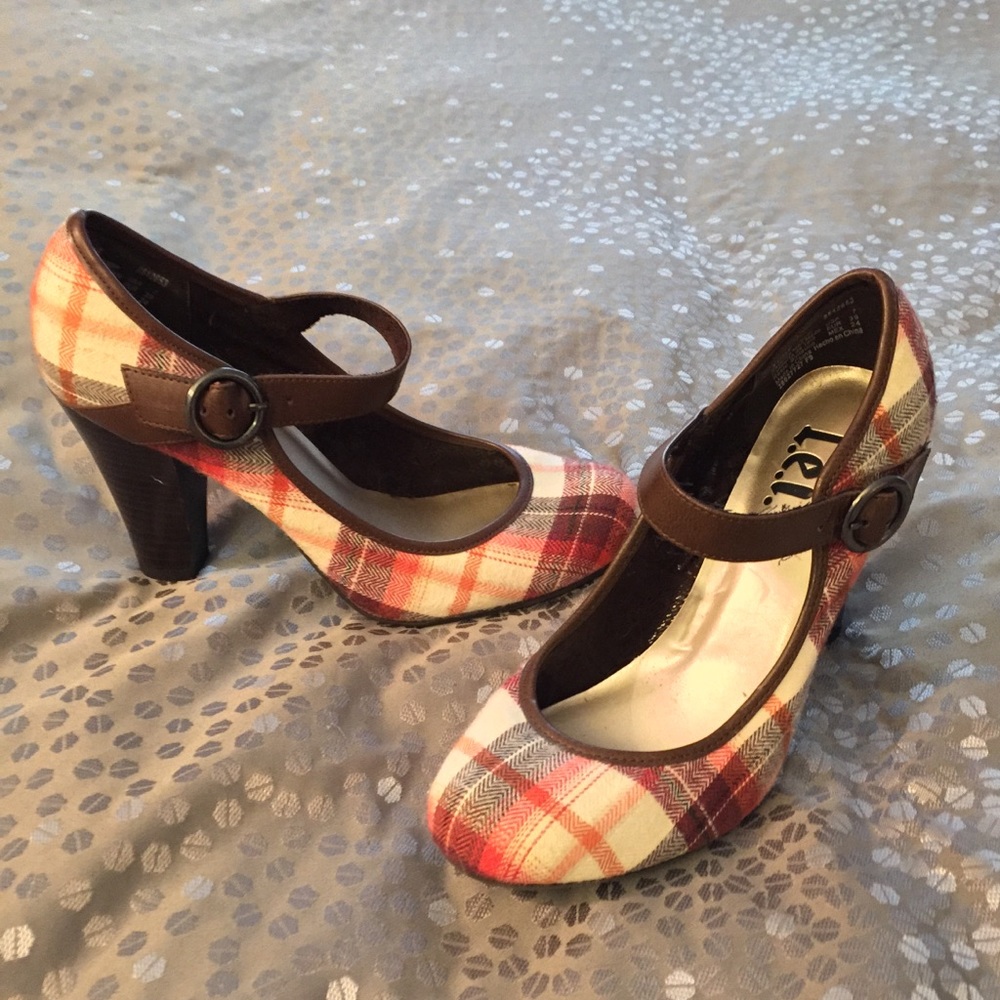 NWOT: LEI plaid heels Sz 7