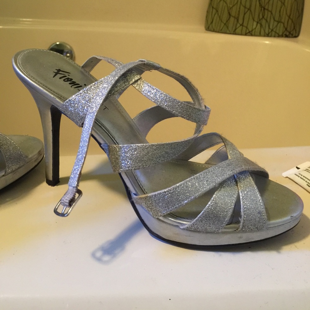 Silver Heels - Picture 2 of 2