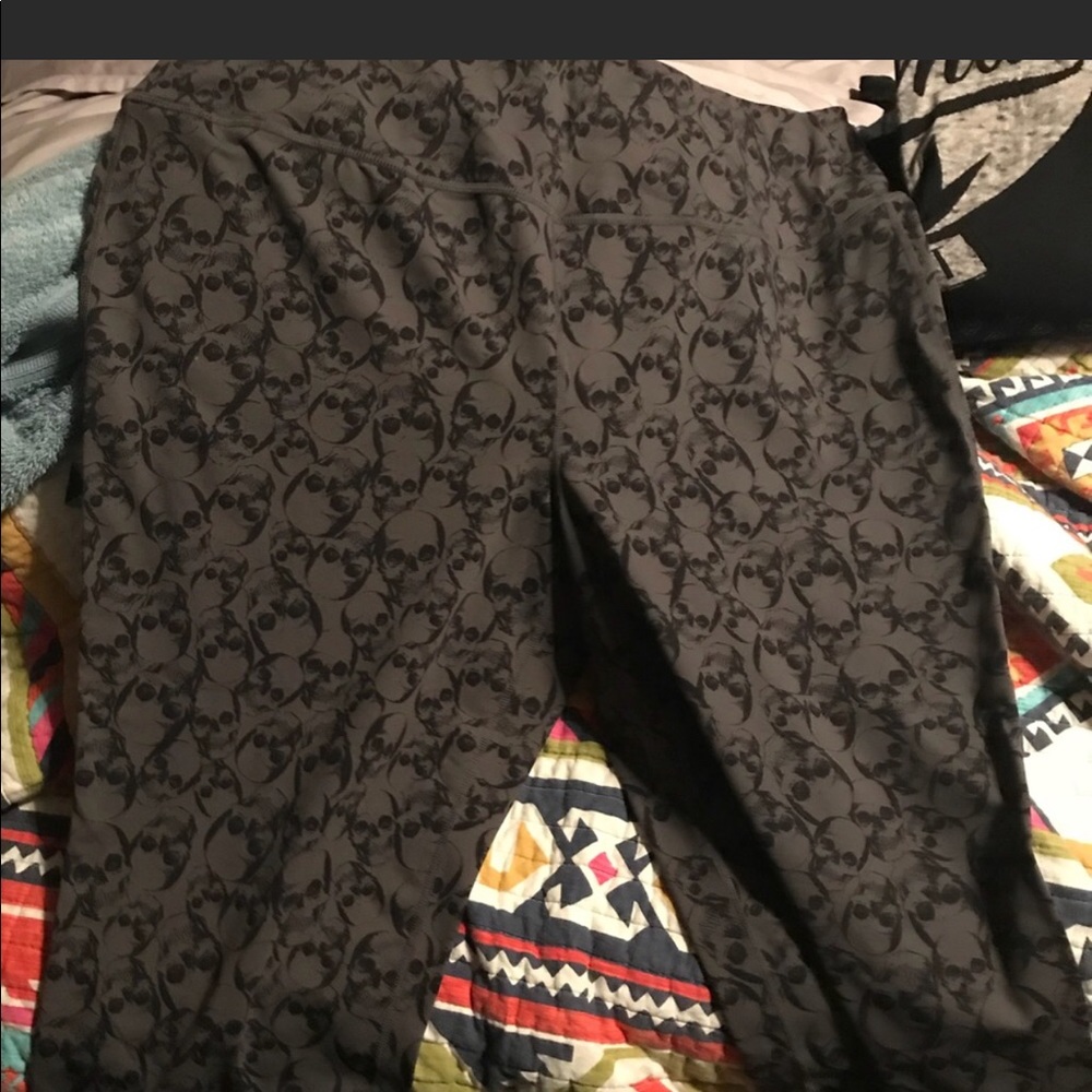 Torrid skull 💀 active capris yoga/leggings size 4