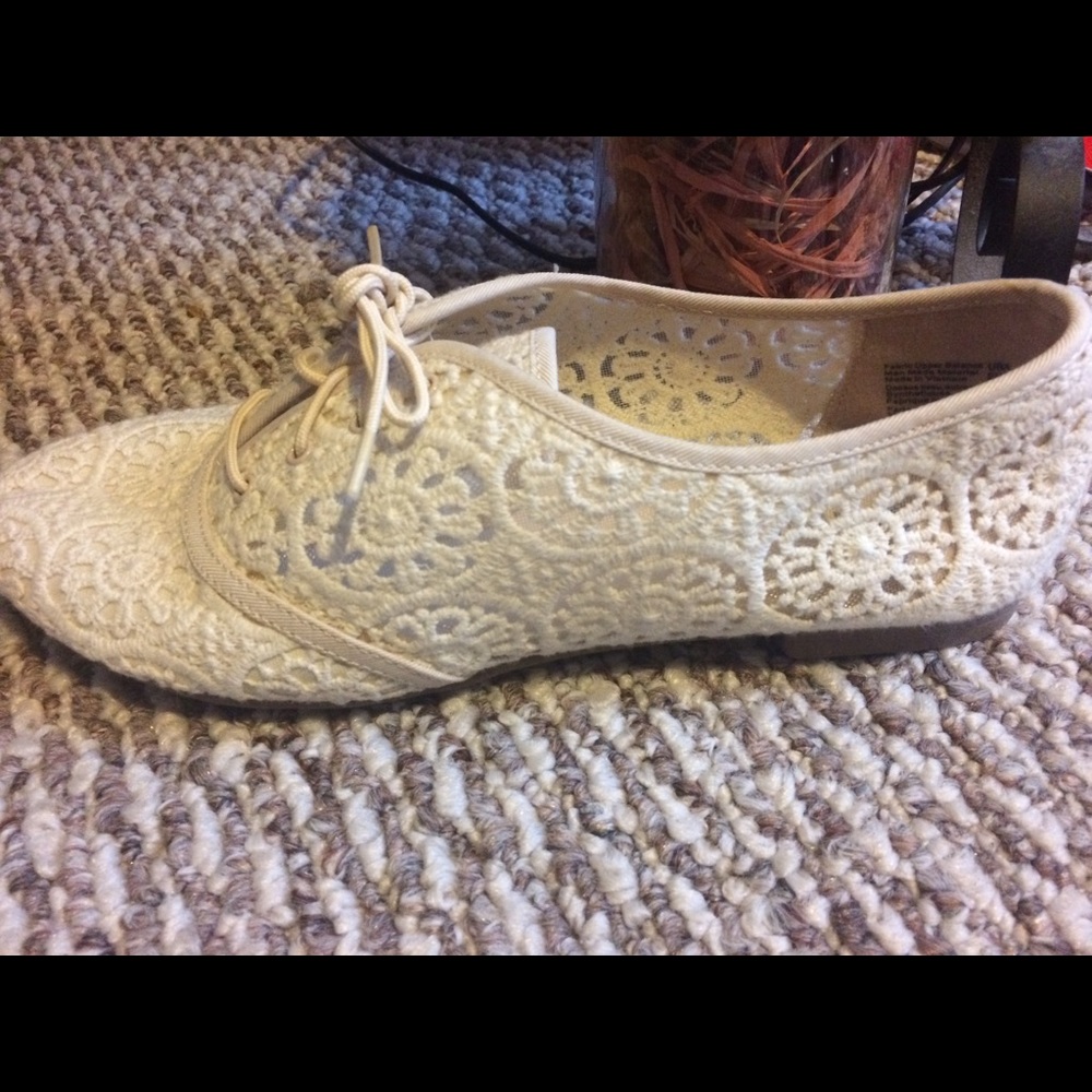 Embroidered white shoe