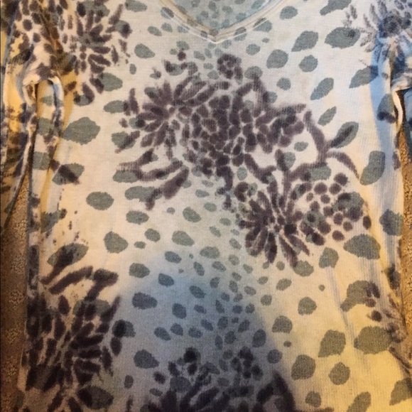 Long Sleeve T-Shirt w/ Abstract Floral Pattern - Picture 4 of 4