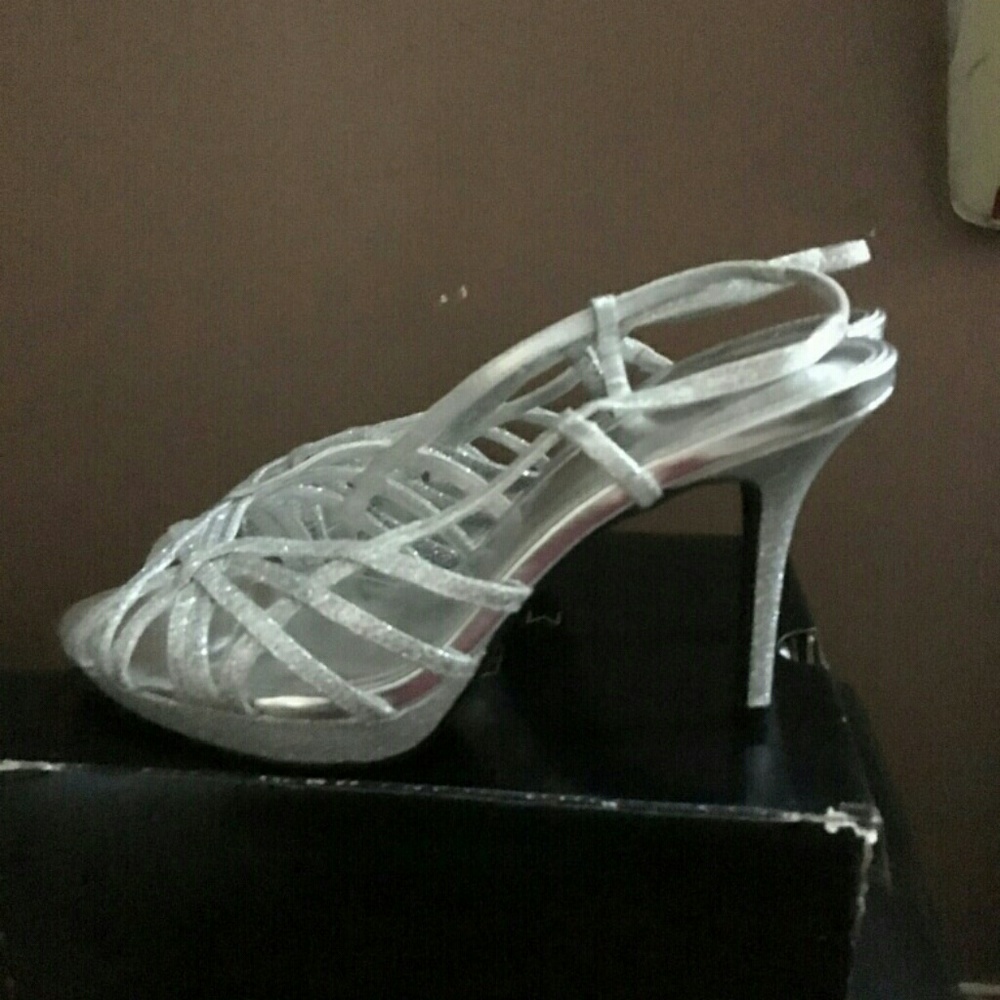 Pumps - Picture 2 of 4