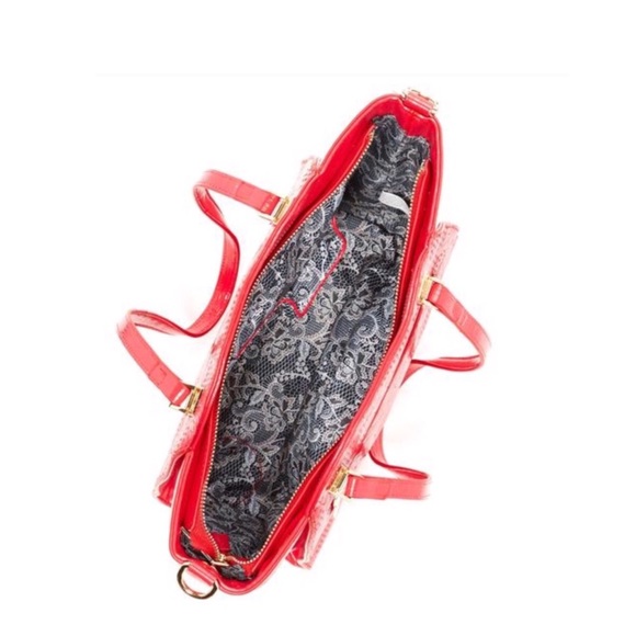 Wall of Roses Embossed Bag - Picture 3 of 3