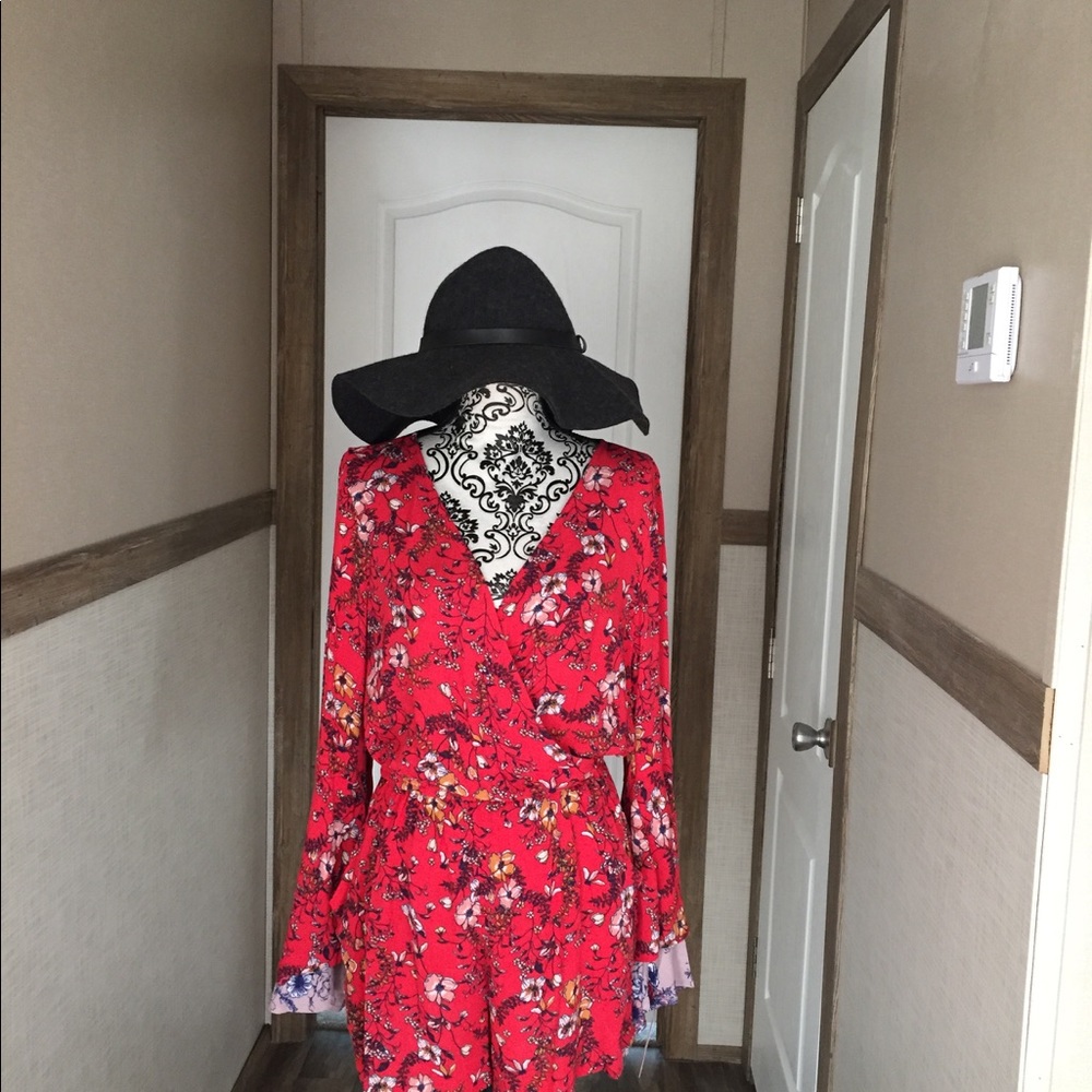 NWT Double Bell Sleeve Romper - Picture 5 of 6